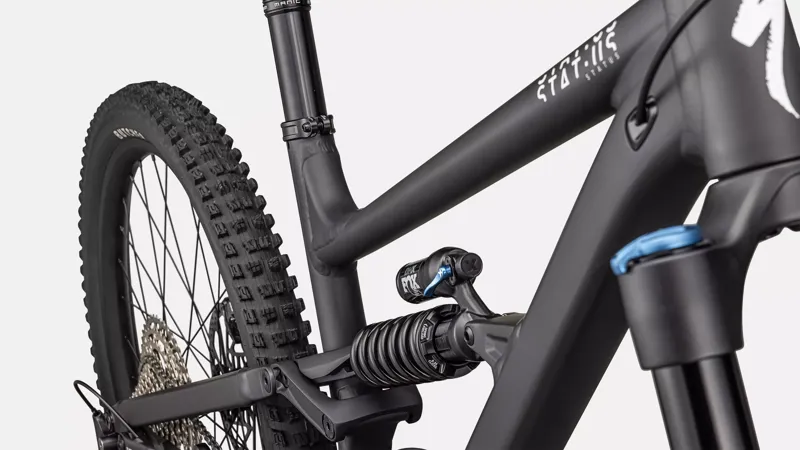 Specialized Status 2 170 MTB in Obsidian/Dune White-5