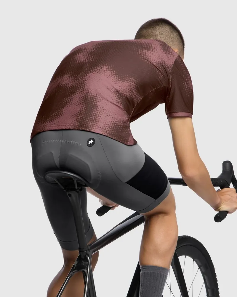 Assos TACTICA T-Shirt T5 SS Jersey Mud-Flage in Ground Brown -3