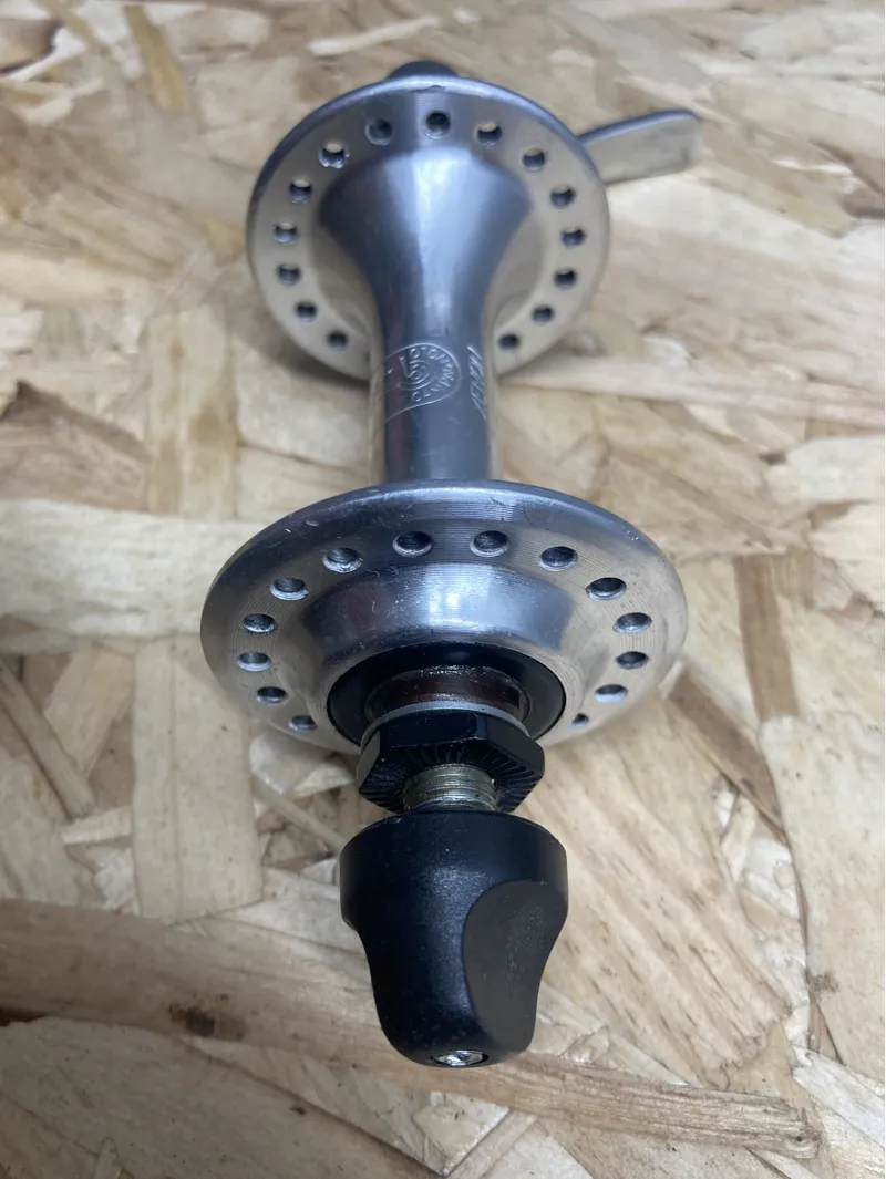 Campagnolo Xenon Front Hub 36H QR Retro in Silver-1