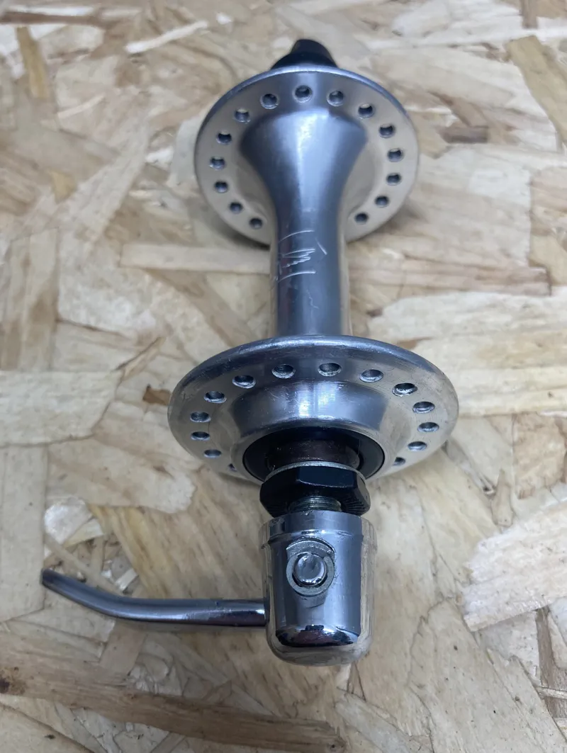 Campagnolo Xenon Front Hub 36H QR Retro in Silver-2