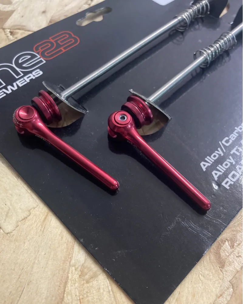 One23 Road Wheel Skewers Alloy Ti 130mm in Red-1