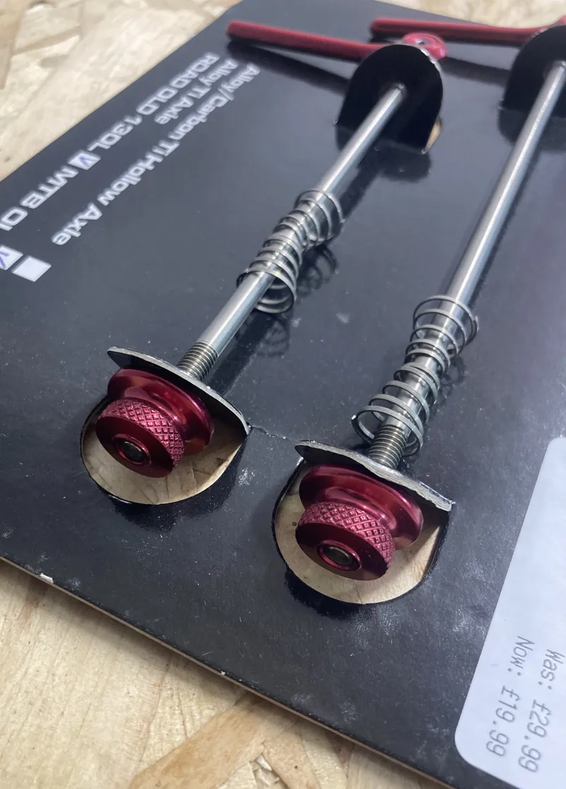 One23 Road Wheel Skewers Alloy Ti 130mm in Red-2