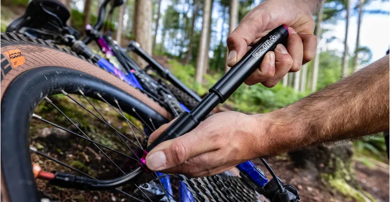 Muc-Off AirMach Mini Pump in Black-3