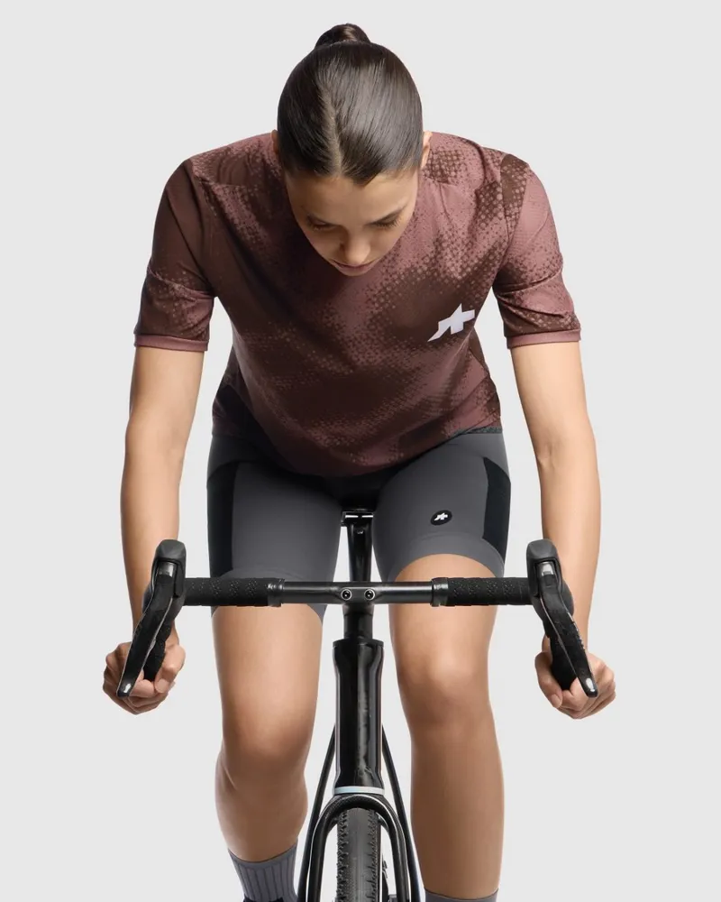 Assos TACTICA T-Shirt T5 SS Jersey Mud-Flage in Ground Brown -2