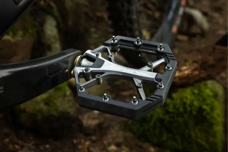 Shimano Saint PDG8040 Flat Pedals in Black-5